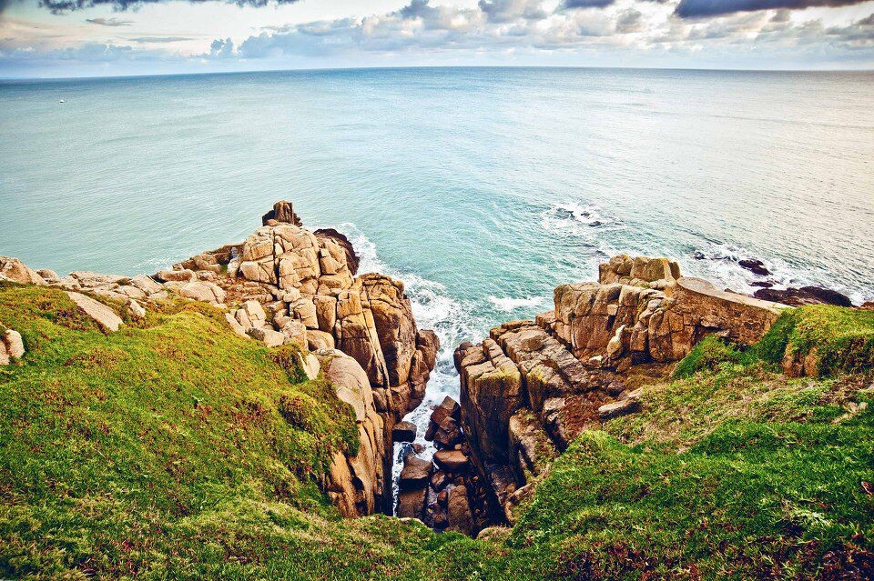 The Minack Theatre 海边,康沃尔郡<br />
没有见过如此深邃的海,这么摄人心魂的浅青,瞬间有种想要跳入的错觉。