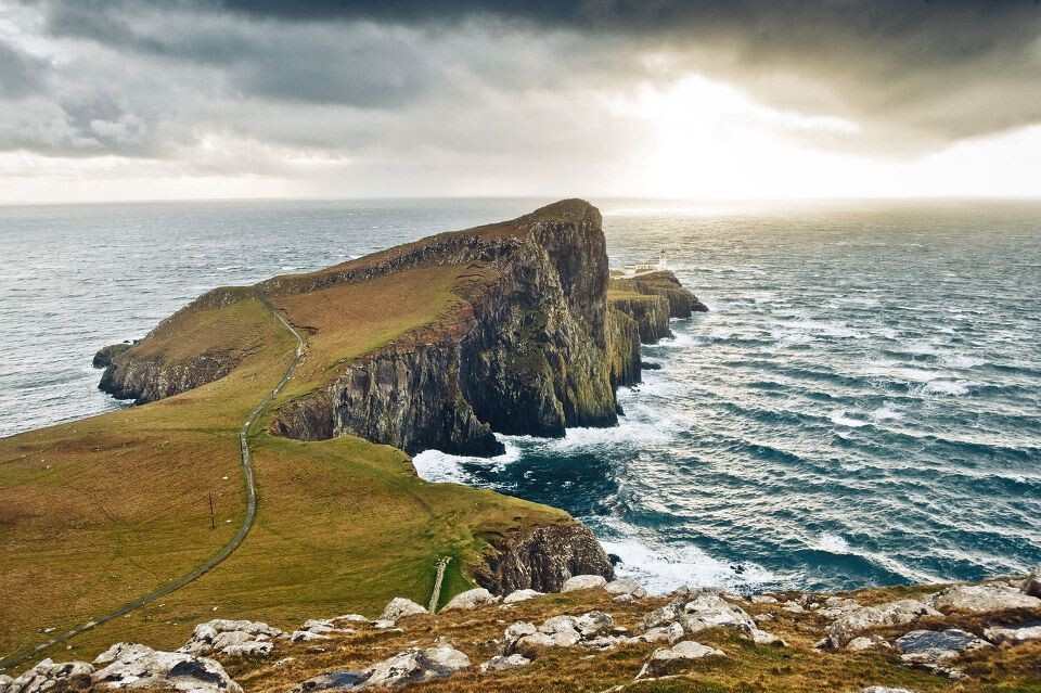 Neist point lighthouse,Isle of skye<br />
天空岛,苏格兰高地<br />
刮着8级大风+间中暴雨和冰雹<br />
就像@Juan的话来说,要是风向是往海里的刮的话,我们早就掉到悬崖下面了....大风天这里真心危险