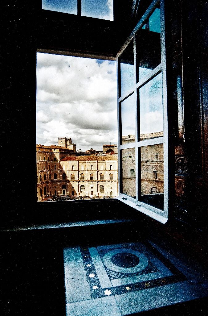 当时的景色是否已经沧海桑田 The Vatican Museum<br />
梵蒂冈博物馆, 米开朗基罗室的窗户