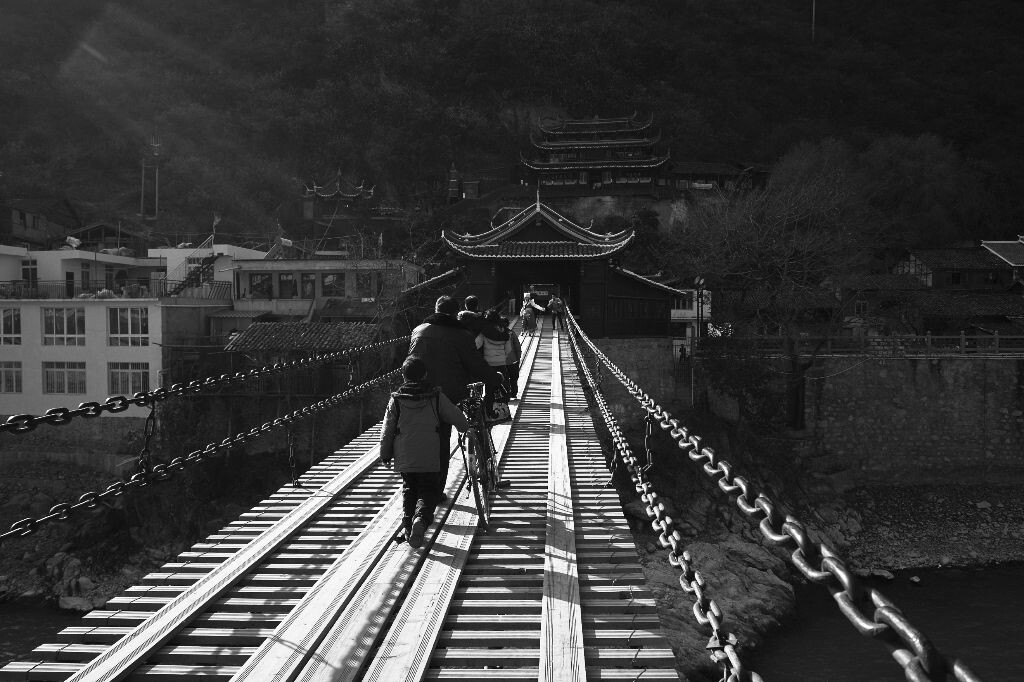 父与子<br />
在阳光下，一对父子走在回家的路上
