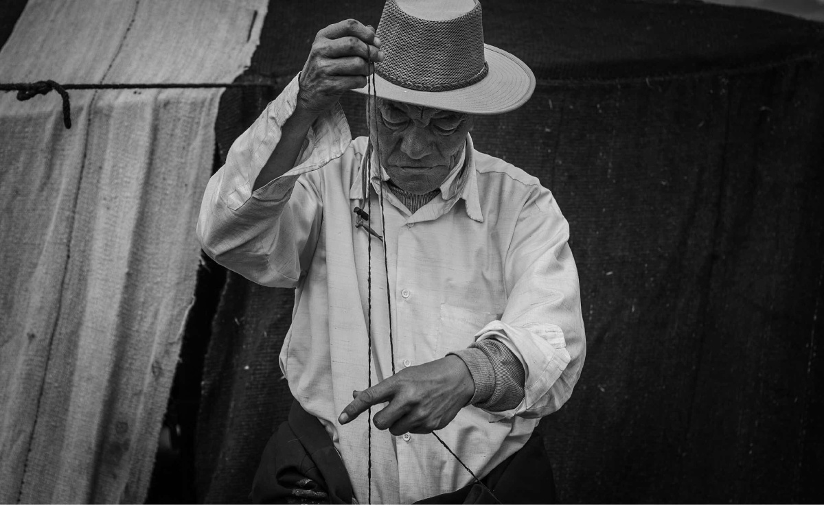 编织黑帐篷的藏北牧民