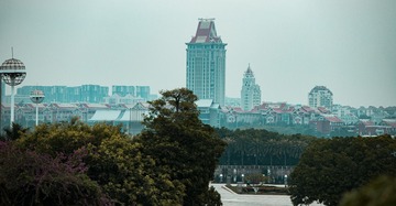 305272