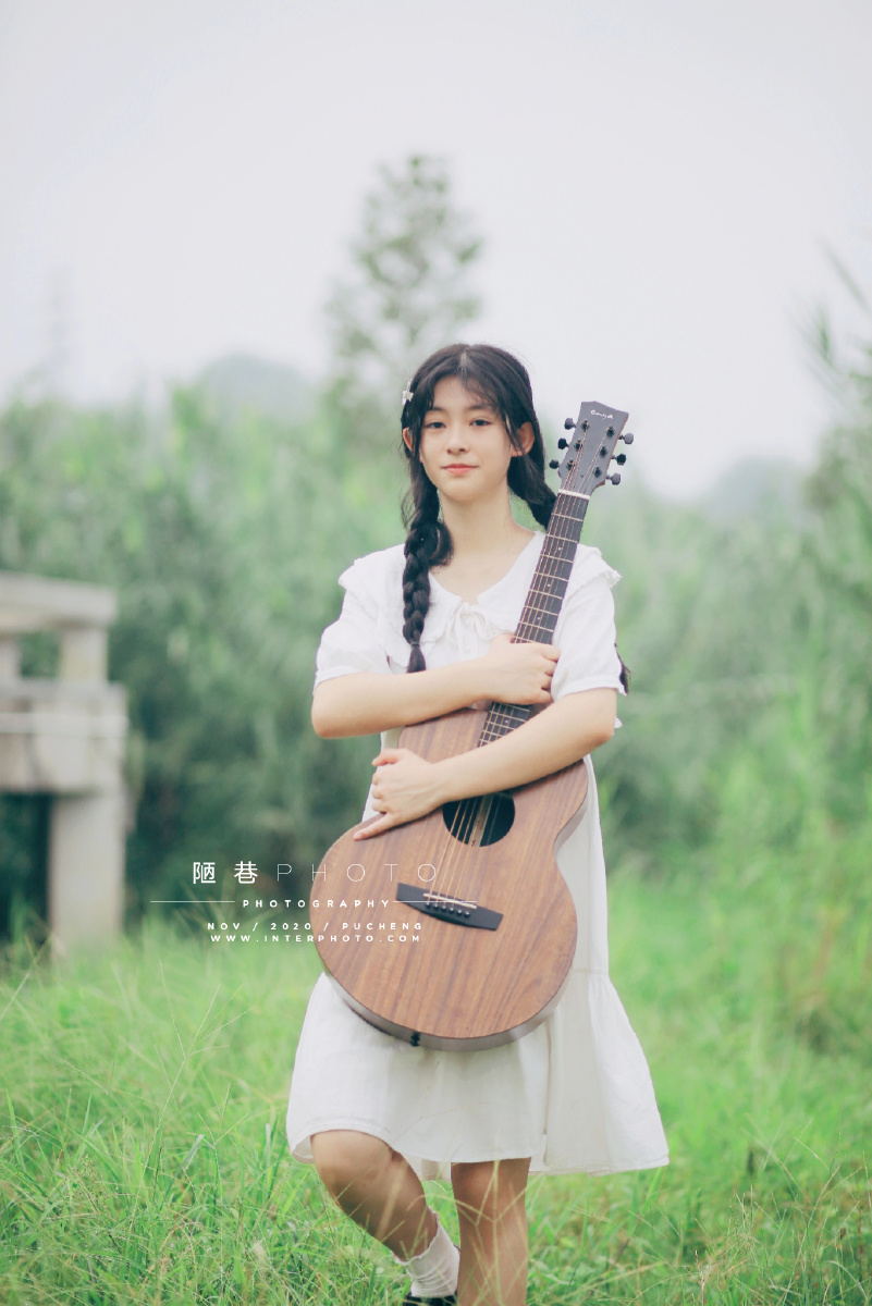 弹吉他的白衣少女纤手拨弄琴弦奏出悠扬的乐曲道不尽的青春魅力撩动
