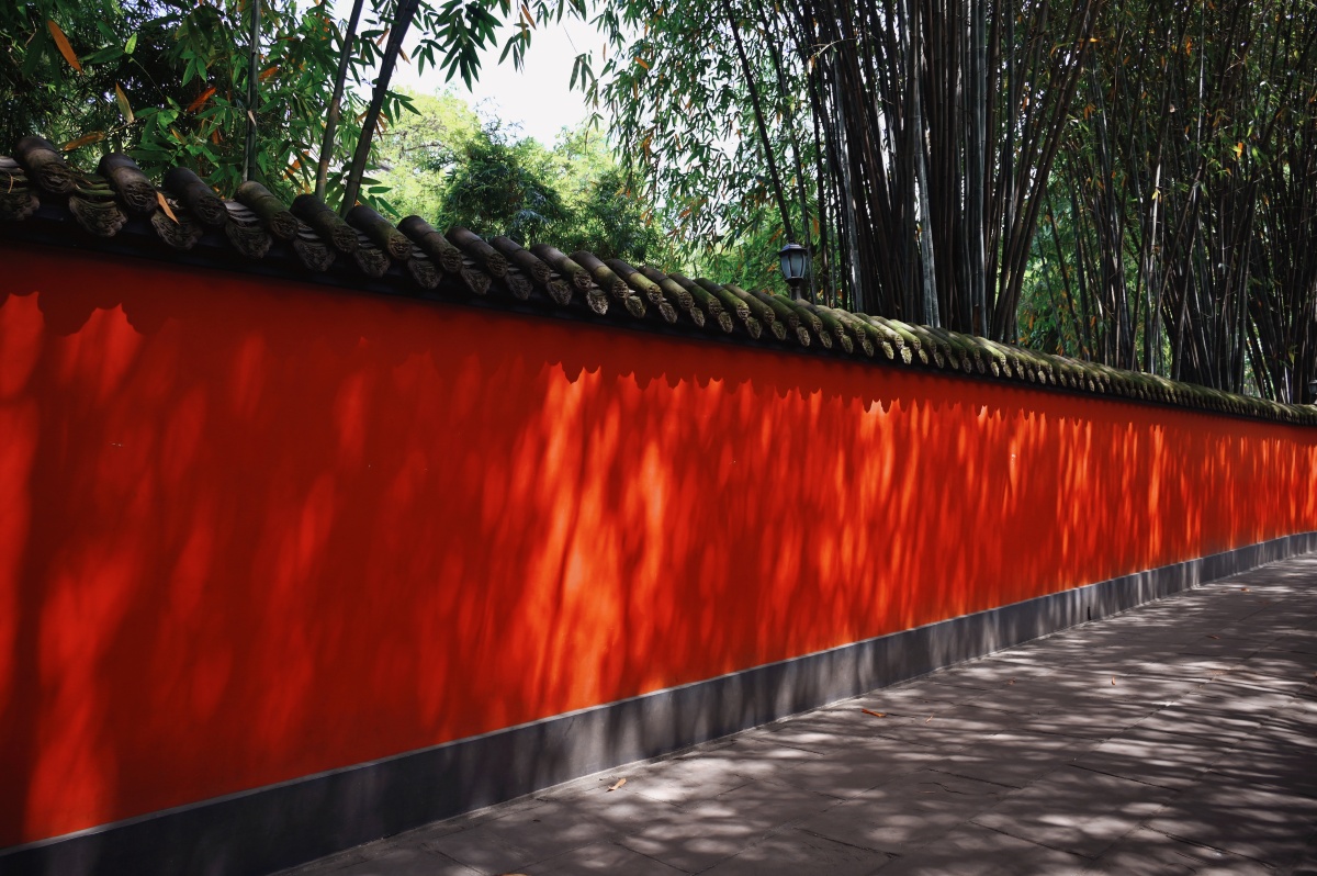 武侯祠光影下的红墙