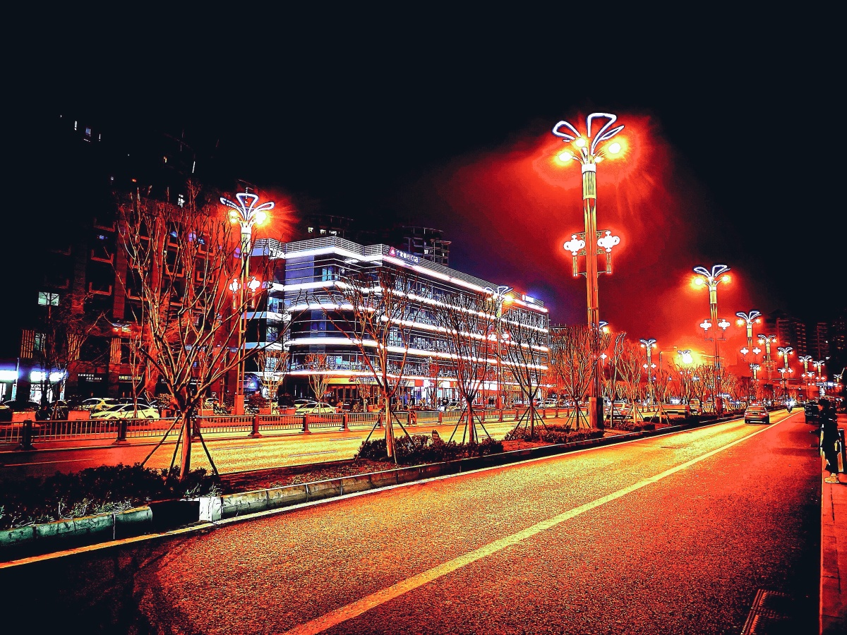 成都高升桥一段路面的夜景.