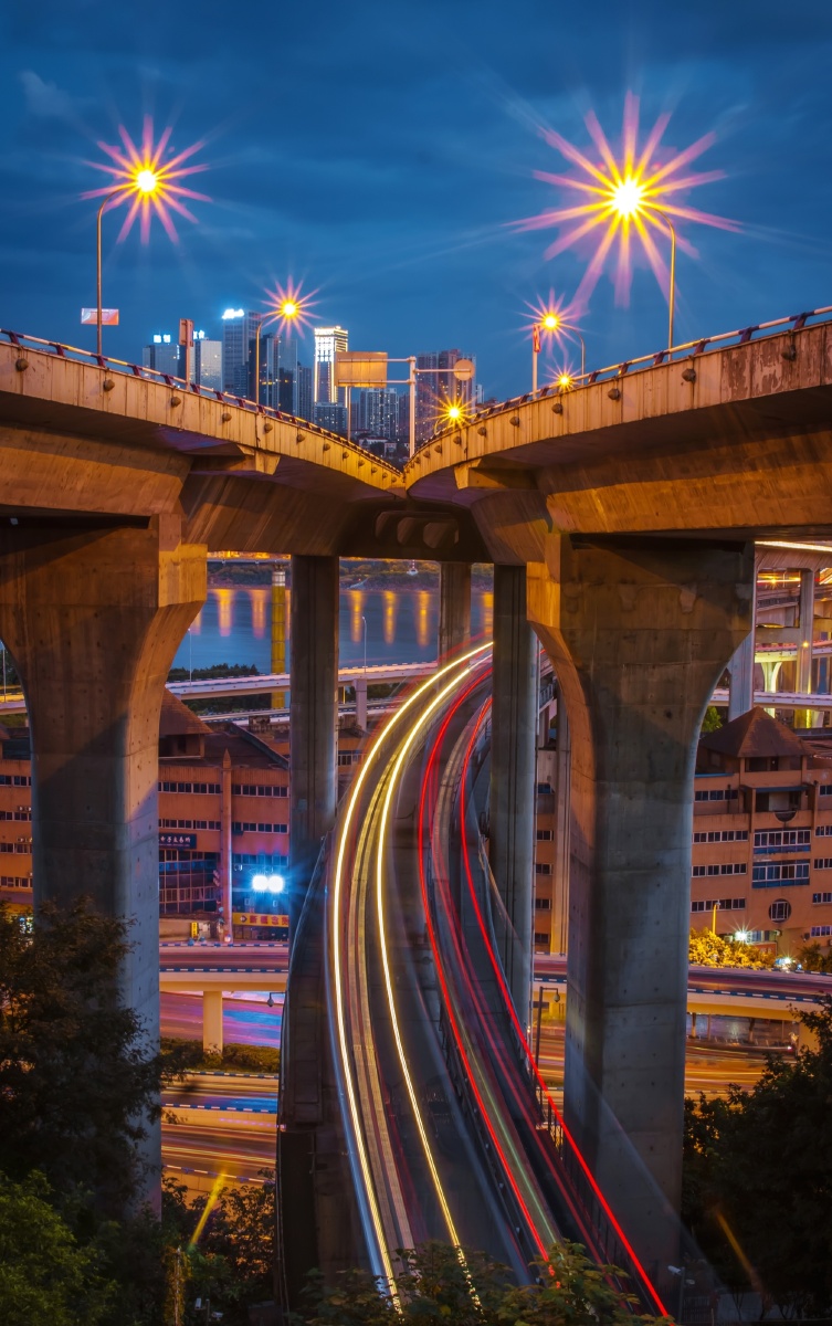 重庆菜园坝立交桥,轻轨穿桥而过,8d魔都立体交通.