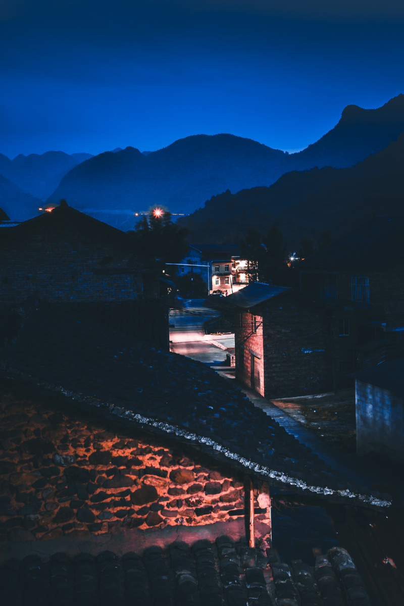 傍晚蓝调时刻静谧的村庄