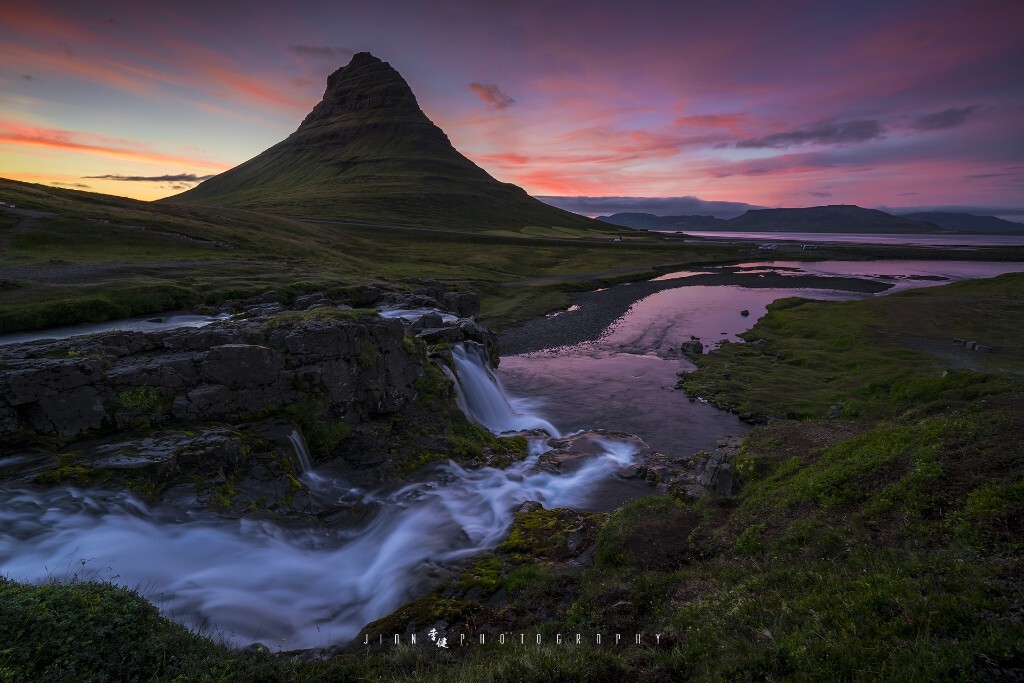 冰岛西部斯奈山半岛的教会山，通常也被称为草帽山，是冰岛的标志性景观，也是万人撸的地方。即便是在万人撸的地方，也有无限的创作空间。每个人都有自己的视角，拍一张属于自己的照片也是有意义的。