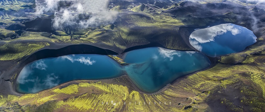 9月下旬，航拍的冰岛内陆火山湖。<br />
在冰岛摄影，有无数的创作的素材，无论你是在地面、地下（冰洞和火山口内部）、水下或者空中，都有太多的拍摄内容。 当然我更喜欢在空中用上帝的视觉来俯瞰这个美轮美奂、冷艳到骨髓的地方！