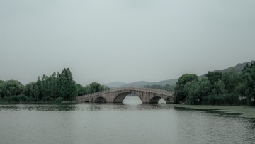1305187