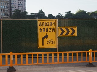 905577