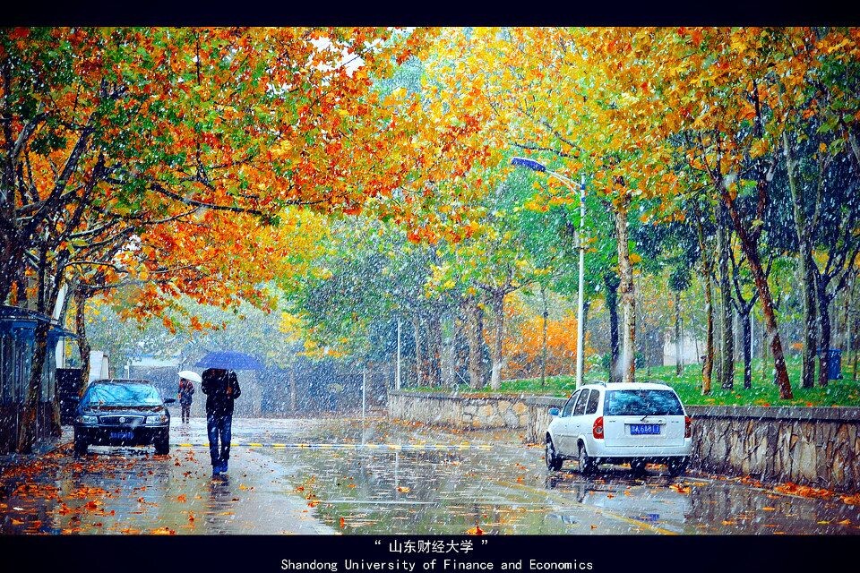 学校下半年第一场雪<br />
