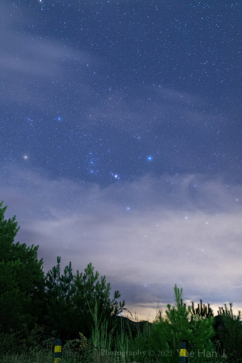 静谧的夜空并不寂寞你看满天的星斗仰望星空灵魂不会再孤寂