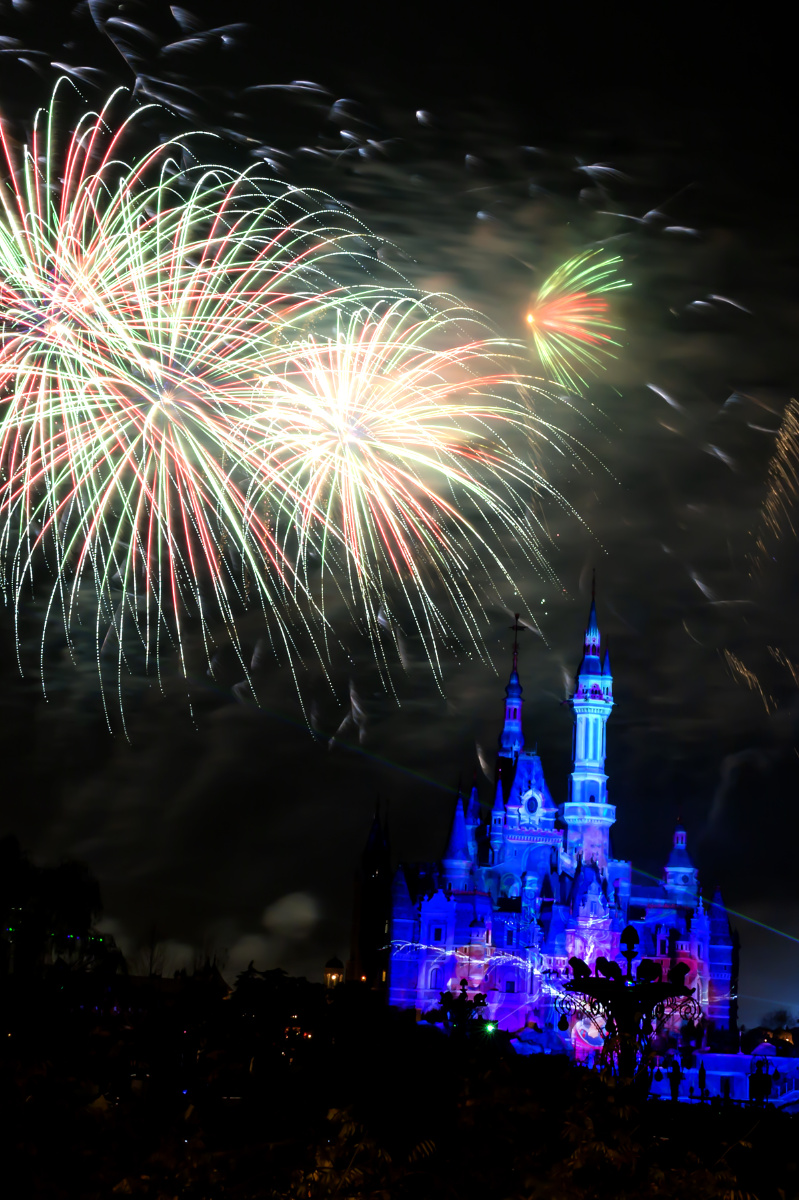 点亮2022上海迪士尼乐园迎新年烟花秀