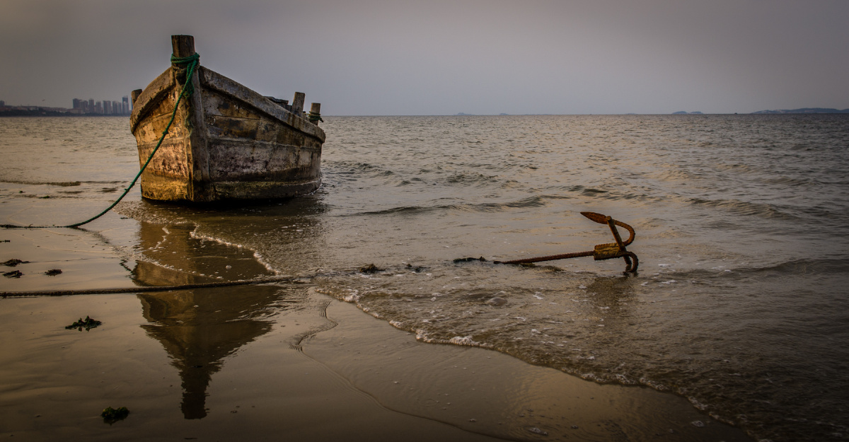 停在海边的渔船