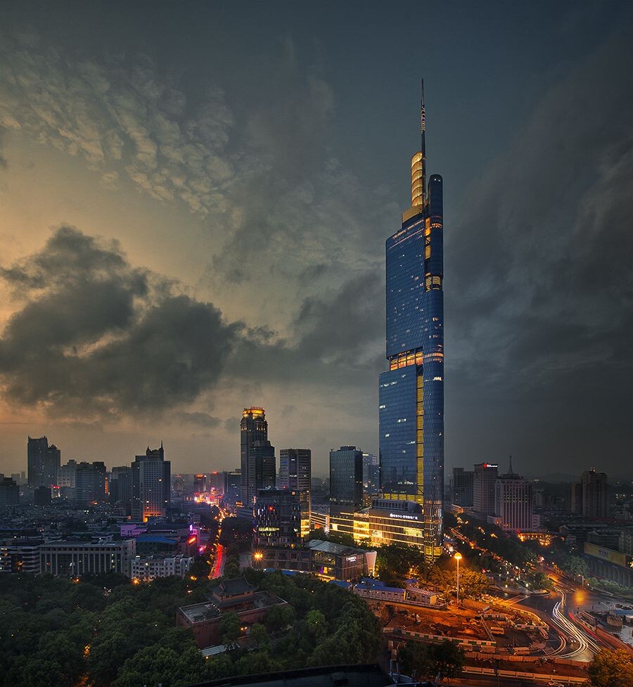 曾经的制高点鼓楼早已湮没在群楼之中，新的天际线紫峰拔地而起。城市化进程正在快速的重新解构着这座城，他们说这是进步，我却感到一丝莫名的惆怅。。