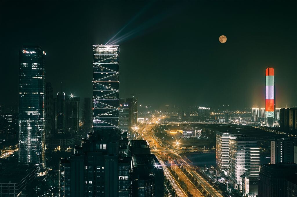 似乎已经没有带长焦的习惯了，面对年度最大的满月我从包里找到最长的镜头只有R50了。