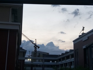 572