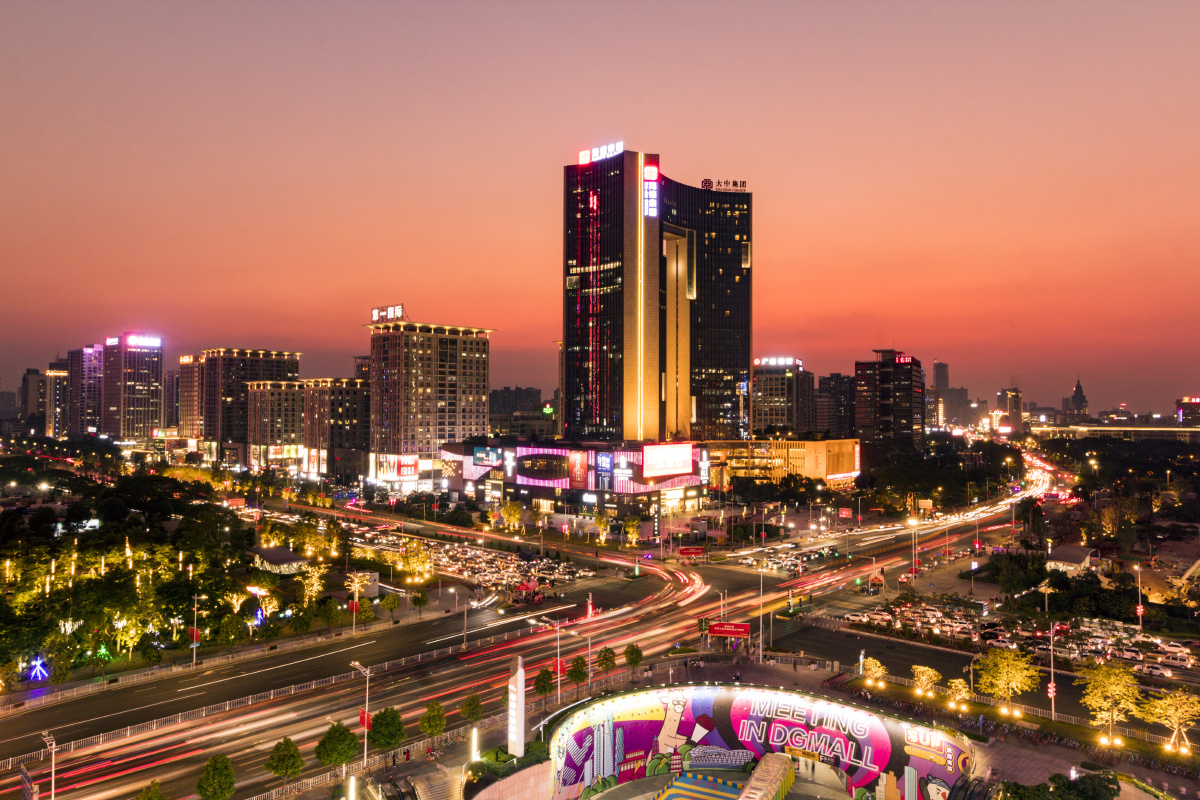 车水马龙的鸿福路口