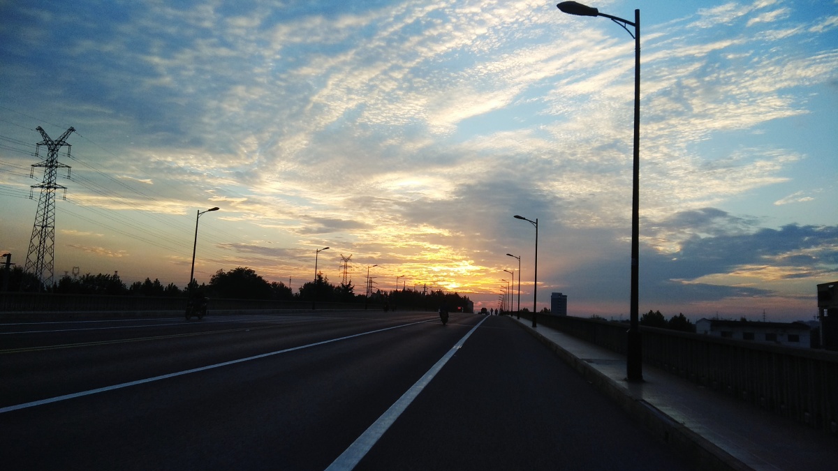 路上骑电动车上学随手用手机拍的.