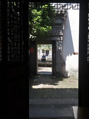 945711