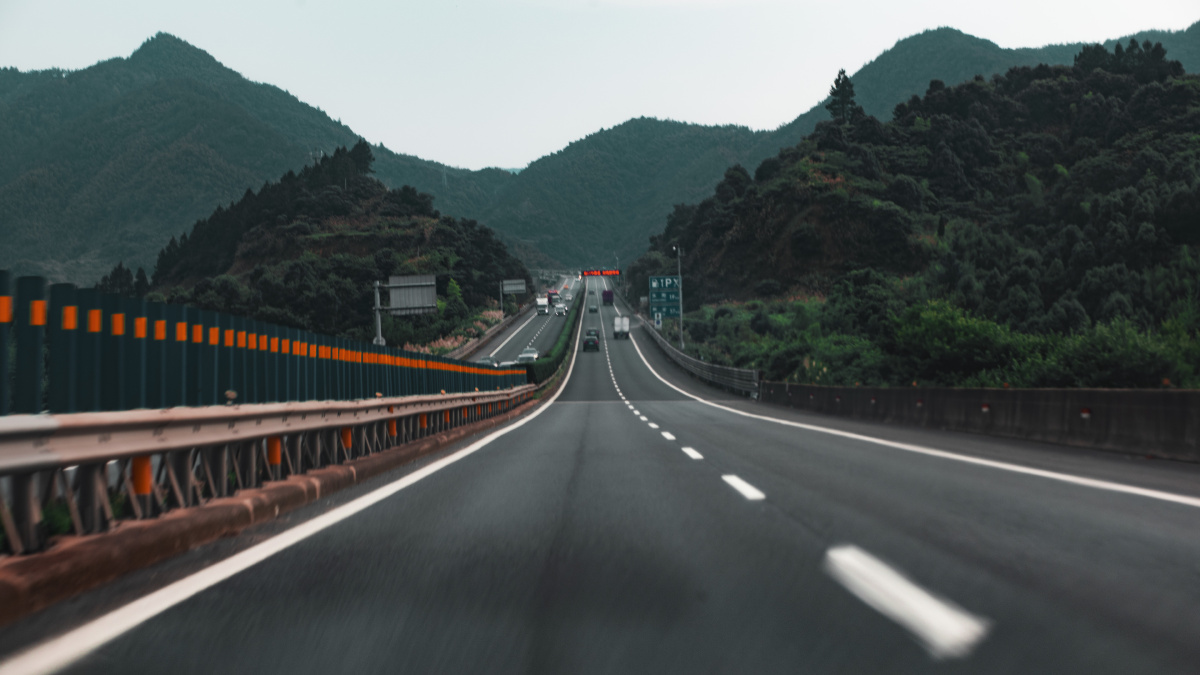 远方坐车里透过挡风玻璃拍的一张笔直的高速路愿人生无磕无碰一往无前