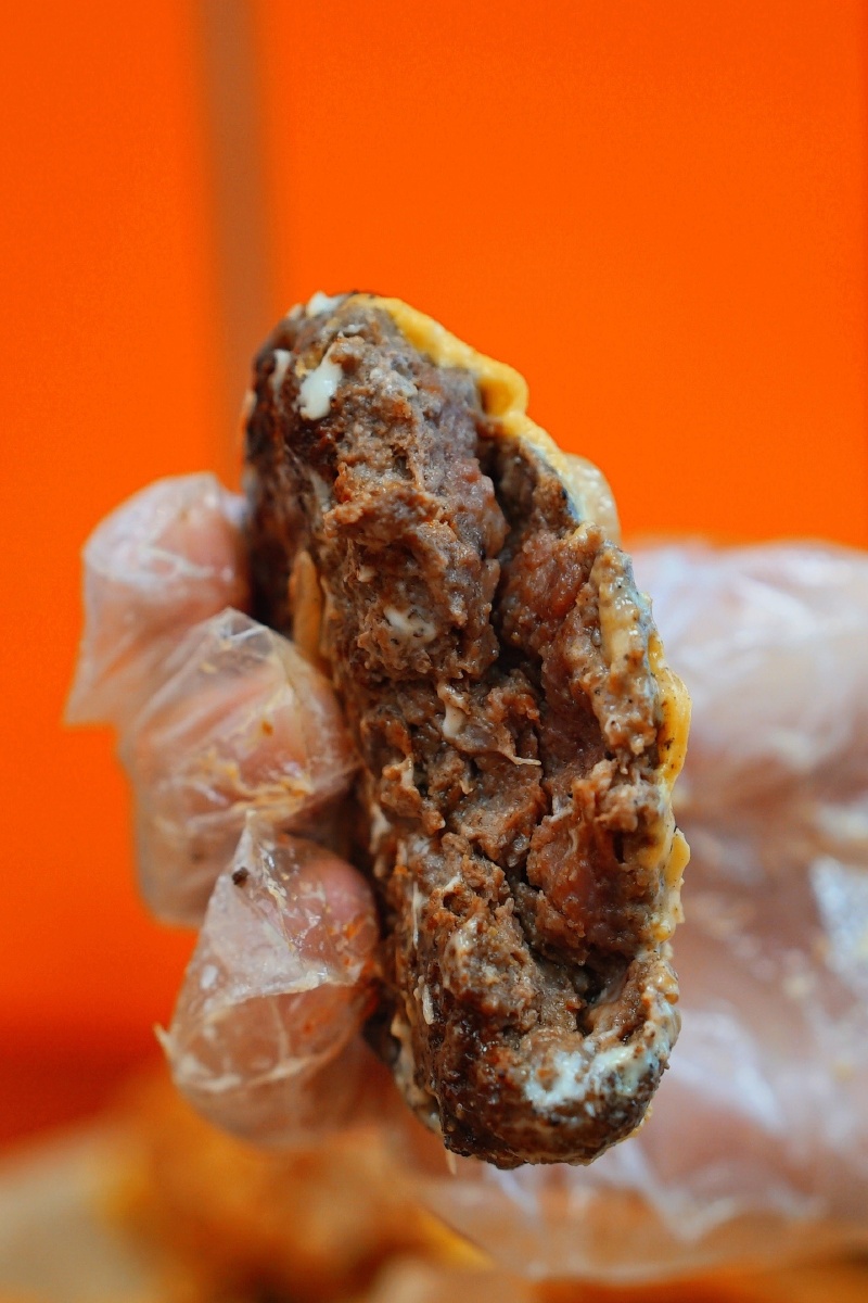 被咬掉一口的牛肉饼,看起来十分诱人呢 - 麦豆花朵米秀 - 图虫