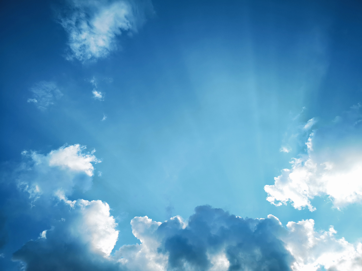 下午在吃饭的地方抬头看到天空,一束上帝光就这些透出来,没什么可以说