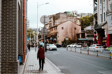 19040