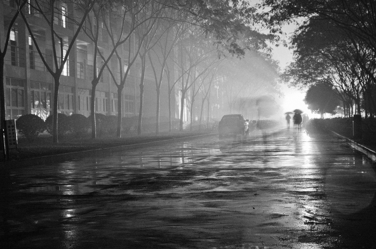 下雨吧.夏天的时候还要去淋雨.淋世界各地不同的雨