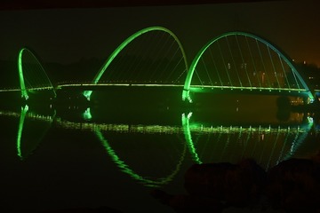 305485