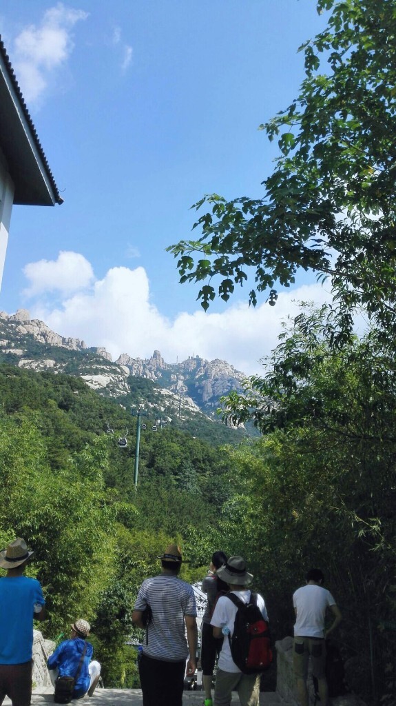 来到山东青岛爬崂山,千辛万苦,从头迈步。