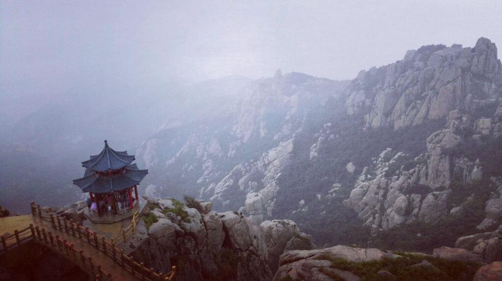 转眼间的阳光明媚变为泼墨山水,淋雨、听风。