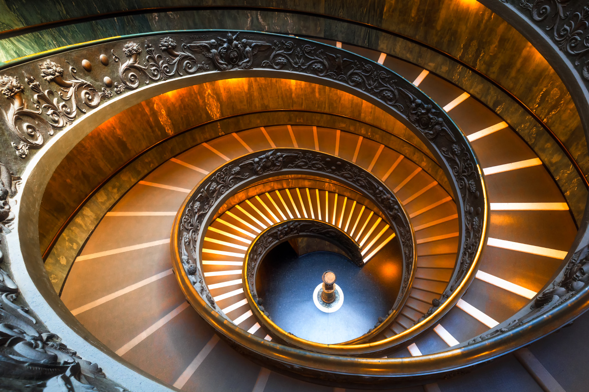 梵蒂冈博物馆内的双螺旋楼梯是博物馆的出口必经之路由两个螺旋组成双