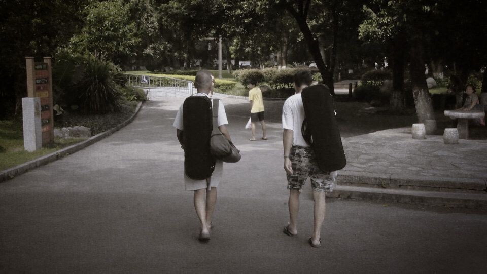 P8170737<br />
逛逛公园,会会琴友,切磋切磋琴艺。这样的退休生活好惬意,特别是在桂林。