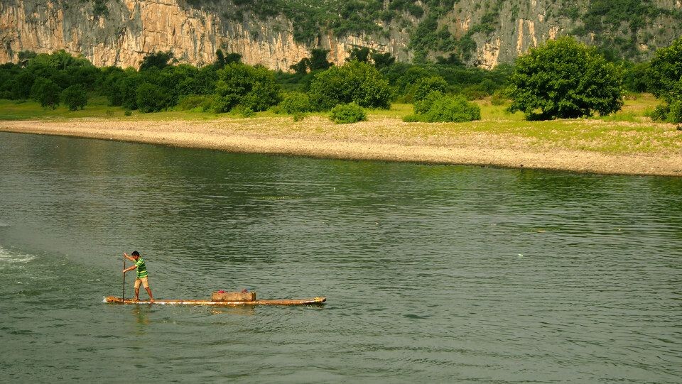 P8180832<br />
小小竹排江中游,巍巍青山两岸走。