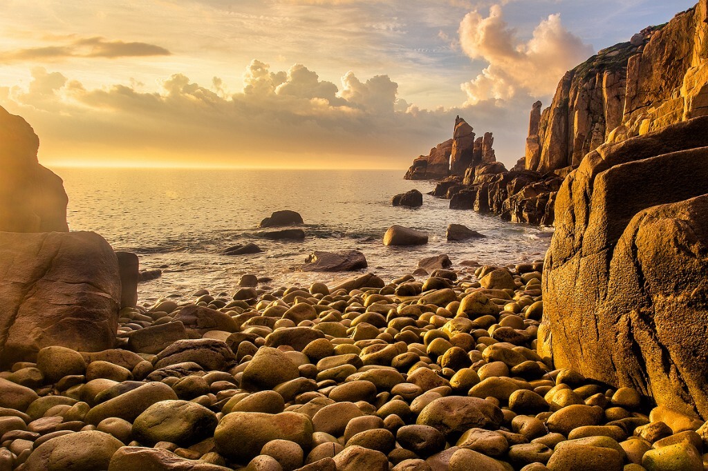 整个南麂列岛上的海岸线貌似只有这里有鹅卵石，大自然真的很神奇，愣是花了千万年的时间把嶙峋的怪石磨成了光滑的鹅卵石。
