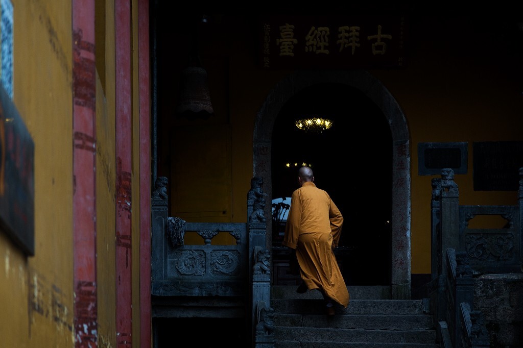 忘我戒生灵,是如不变迁。真持亦放下,谁住叹空也。