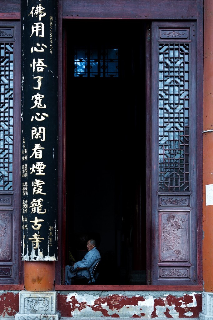 拜佛用心,悟了宽心,闲看烟霞笼古寺。<br />
<br />
<br />
佛说:我不入地狱,谁入地狱。其实这句话对于没有宗教信仰的我来说,是没有多少感性认识的。我相信即便对于众多佛教信徒来说,这句话也只是挂在口头的一句佛教禅语罢了。在九华山的各个寺庙内外,目无表情的僧侣,行色匆匆的信徒,满面虔诚的居士,都并非能大彻大悟,大慈大悲。外化于形,内化于心其实不是一件很容易的事情。不过即便是盲从的信仰,当你身临其境时,也会深刻地感受到力量。