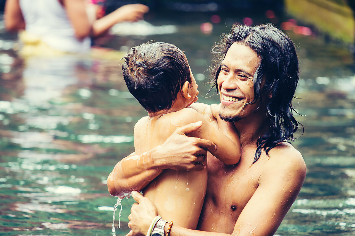 父亲的喜悦<br />
在水里都站不住的孩子，便已经在父亲的引领下，接受洗礼。