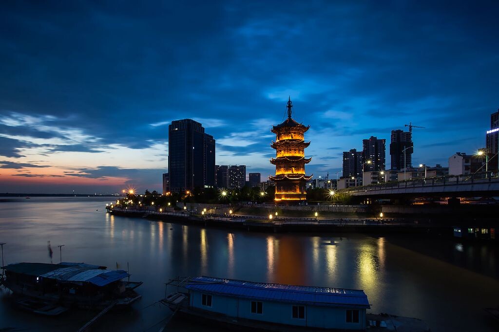双江塔影<br />
在青弋江汇入长江的出口处，有一座塔，名曰中江塔。始建于明末，清乾隆年间塔顶烧毁，历经数百年风雨沧桑，屹立江口，独显其身，望大江东去，观人间变迁，1988年修复。原为灯塔，现供观赏。