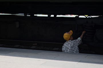 323670