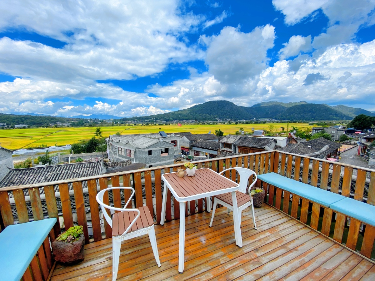 宁静安逸的一个小镇,古名"阳温墩",由于小河绕村而过,故改名"河顺"