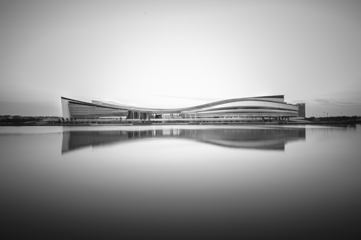 初秋天气很不错,比较通透,简单的黑白灰凸现了建筑的线条.