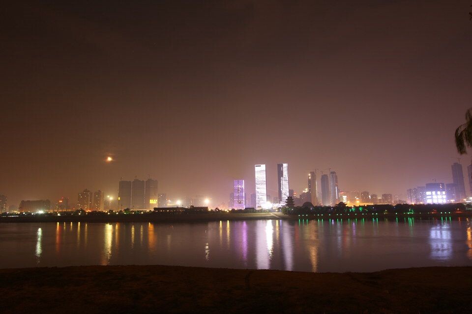河西江滨眺万达<br />
长沙开福万达写字楼大楼外墙这两天被改成了巨型屏幕,格外醒目,非常炫,显然是托文明创建的福,万达写字楼成了长沙江滨夜景的地标性建筑,下班回家,特地从家里搬出脚架拍上一张.