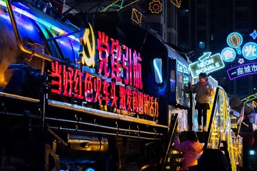 96562