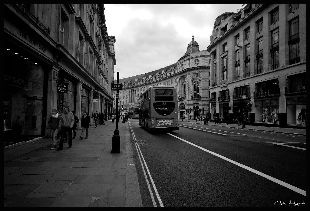 L1002985<br />
[Piccadilly Circus, London]