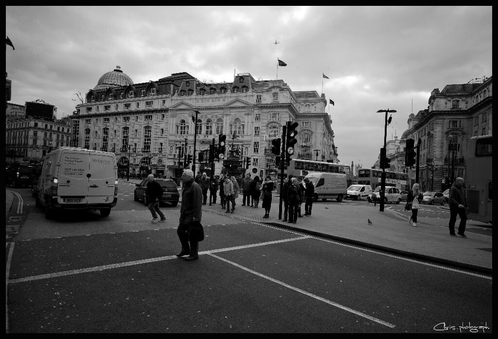 L1002991<br />
[Piccadilly Circus, London]
