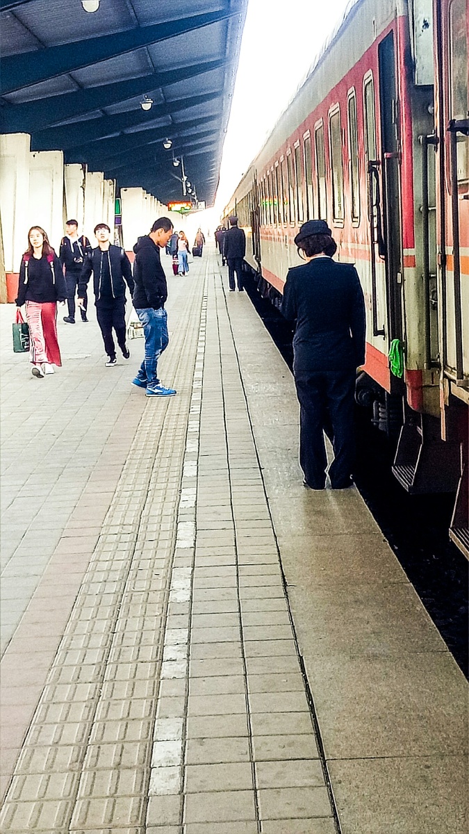 承德站K7768的乘务员