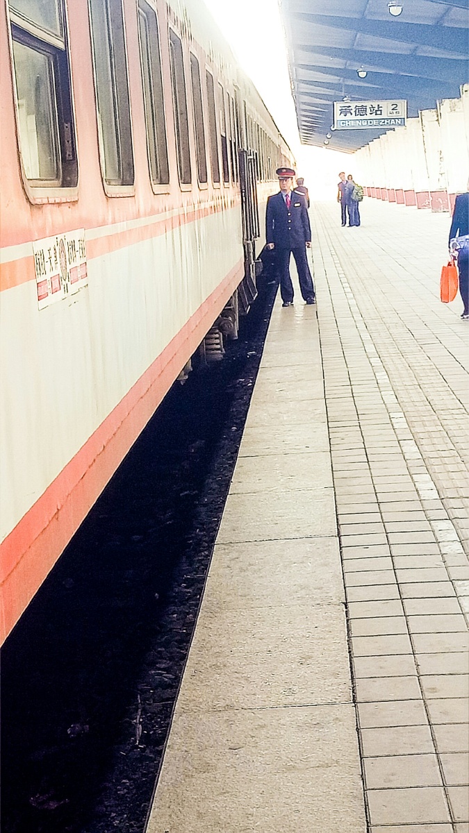 承德站K7768的乘务员